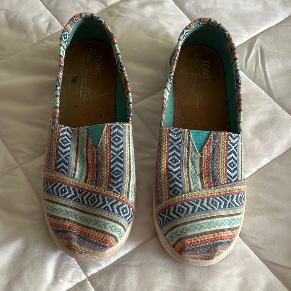TOMS size 7 loafers